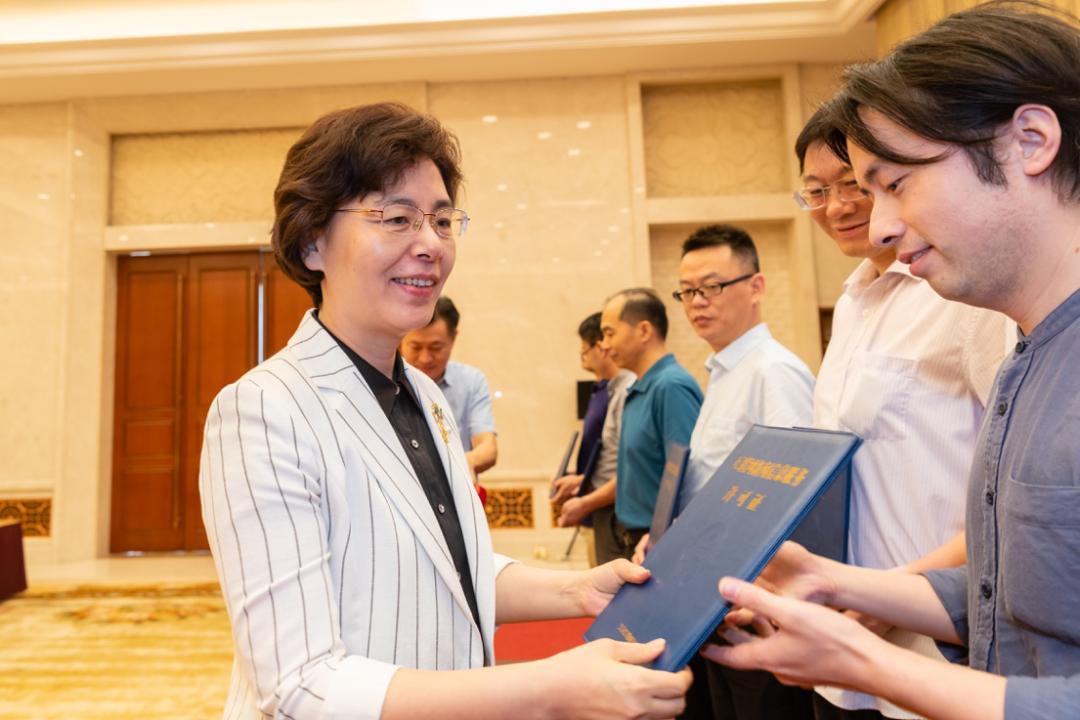 江蘇省舉行首批32家縣級融媒體中心互聯網新聞信息服務許可頒證儀式